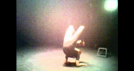 Человек стоит на руках.